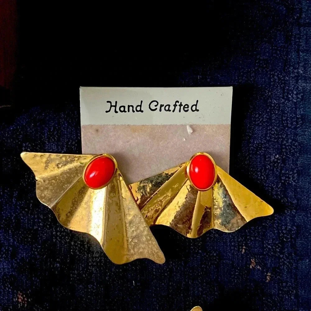 Vintage 1980s gold tone fan earrings with coral lucite stone signed CCA​​​